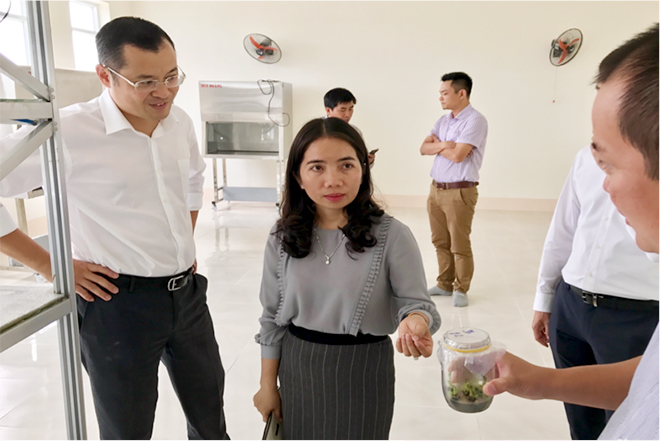 Thứ trưởng Bộ KH&CN Phạm Đại Dương thăm phòng nuôi cấy mô của Trung tâm PYCAT