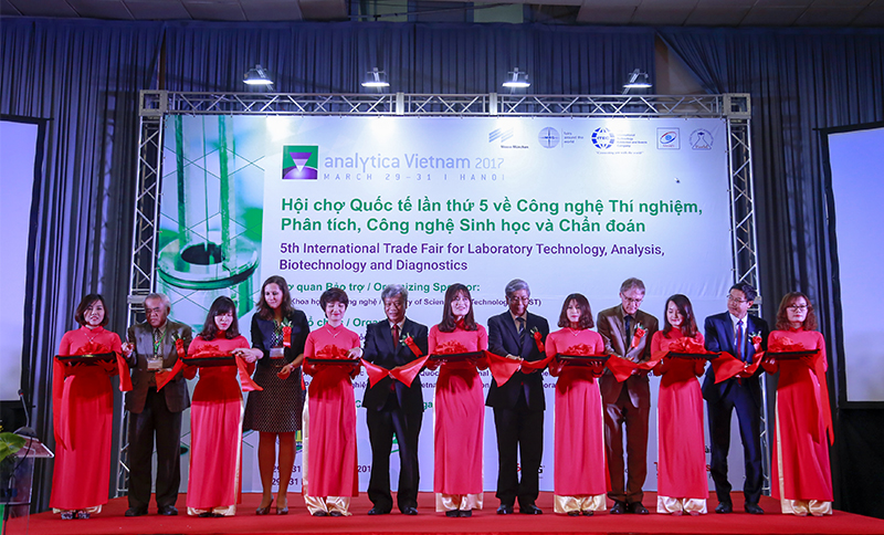 Các đại biểu cắt băng khai mạc