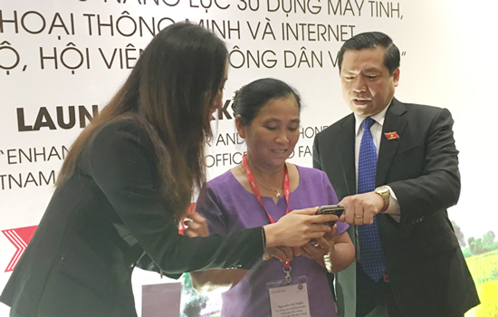Ông Lại Xuân Môn hướng dẫn bà Hà Thị Thắm thuộc Hội Nông dân Bắc Giang sử dụng công cụ Google
