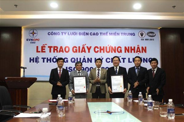 Lãnh đạo CGC nhận giấy chứng nhận Hệ thống quản lý chất lượng ISO 9001:2015. Ảnh CPC