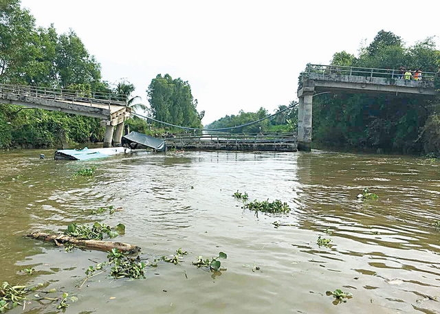 Hiện trường cầu Long Hòa B bị sập - Ảnh: H.THƯƠNG