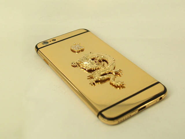 Đối với dịch vụ mạ vàng cho iPhone 6 thường với công nghệ tráng gương và chạm khắc là 9 triệu đồng, đối với iPhone 6 Plus có giá là 12 triệu đồng. Ngoài ra, có gần 2000 mẫu thiết kế để khách hàng lựa chọn.
