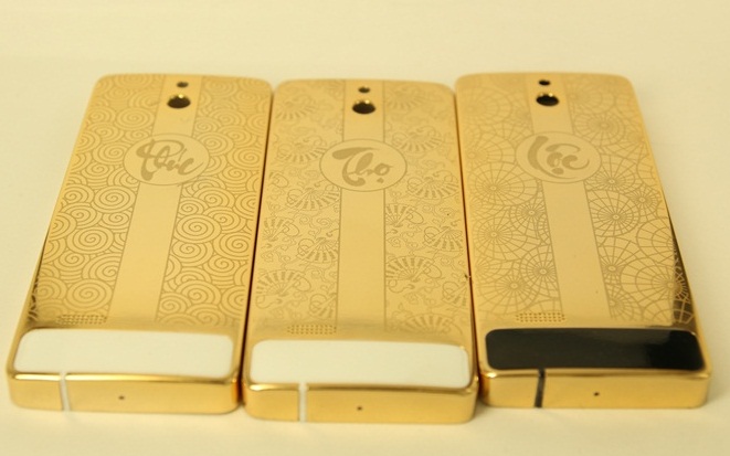 Hãng chế tác điện thoại và độ vàng cho siêu xe Royal Gold & Karalux giới thiệu bộ sưu tập Nokia 515 mạ vàng 24K sáng bóng như gương chạm khắc bộ chữ thư pháp Phúc – Lộc – Thọ – Tâm – Nhẫn – Đức với các họa tiết hoa văn độc đáo và sang trọng.