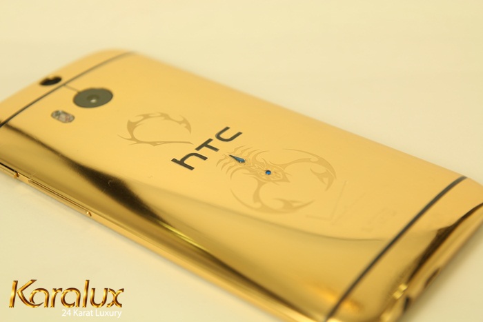 Smartphone HTC One M8 mạ vàng 24K sáng bóng chạm khắc hình Bò cạp với mắt đính Ngọc xanh độc đáo
