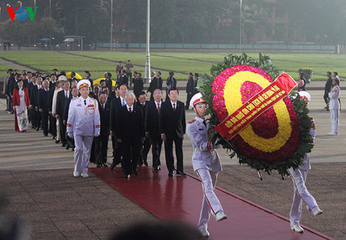 Lãnh đạo Đảng, Nhà nước và các đại biểu dự Đại hội Đảng XII tới viếng lăng Chủ tịch Hồ Chí Minh