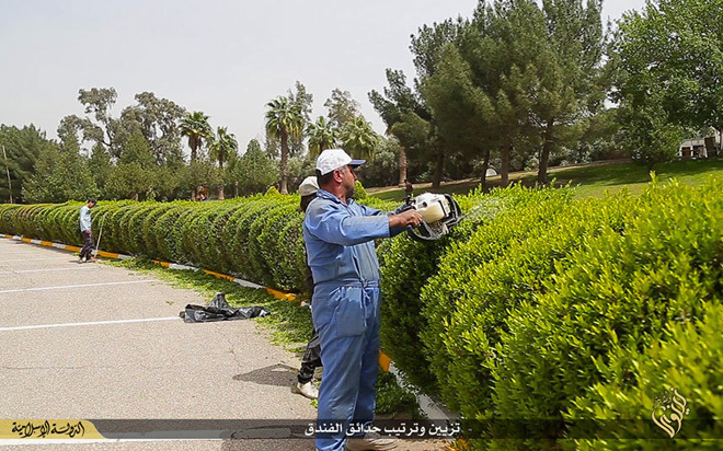 Những hình ảnh IS công bố trên mạng cho thấy các công nhân làm vườn đang cắt tỉa cây trong khuôn viên khách sạn