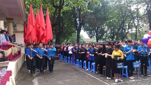 Tại Thái Nguyên, sáng 5/9, đông đảo học sinh Trường PT Vùng cao Việt Bắc dự lễ khai trường với bộ trang phục truyền thống rực rỡ sắc màu. Ảnh Xuân Tùng