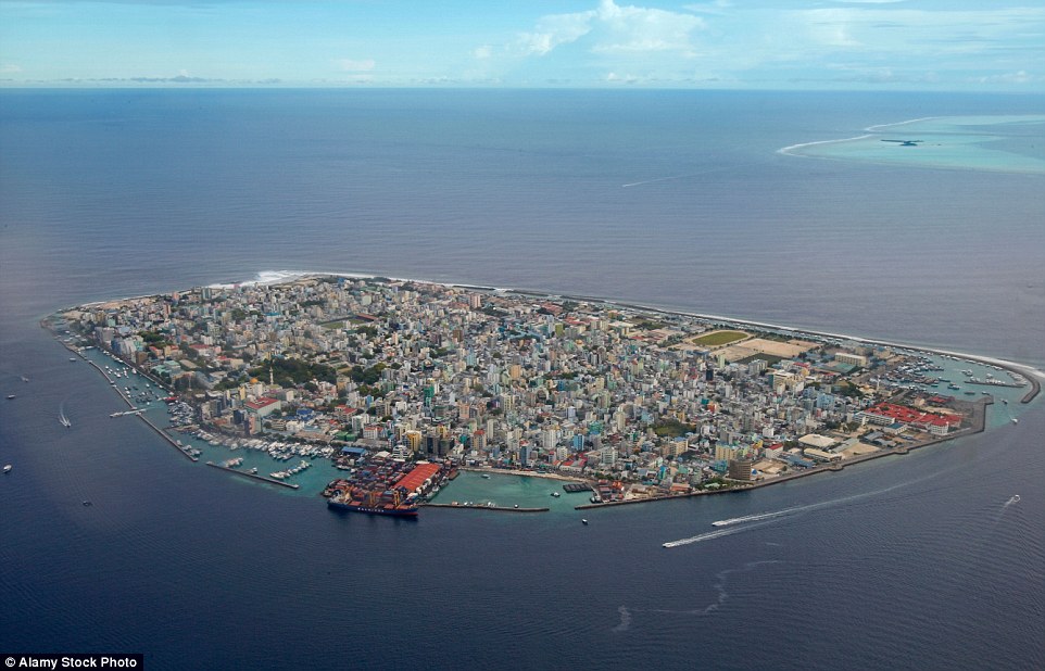 Hòn đảo Maldives thuộc nước Cộng hòa Maldives là một trong những hòn đảo đông đúc nhất thế giới, nó được coi như là một thiên đường bị cô lập. Rất nhiều đôi uyên ương chọn nơi đây để thực hiện bộ ảnh cưới của mình. 
