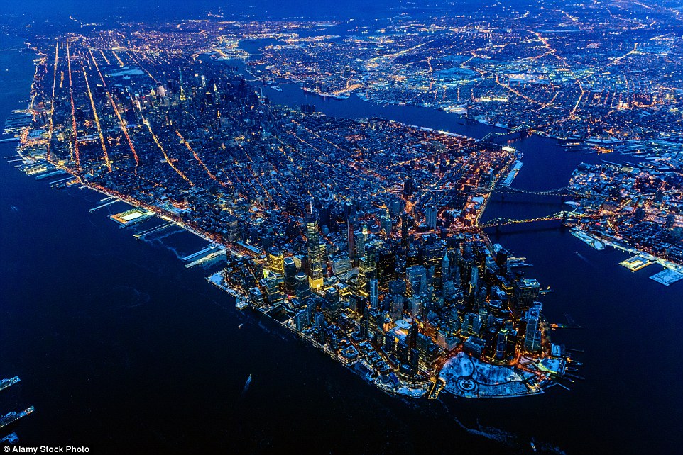 Hòn đảo biệt lập có diện tích 0,12 km vuông là nơi sinh sống của 1.200 người, khiến mật độ dân số của nó cao gấp 4 lần quận tài chính Manhattan, New York, Mỹ. 