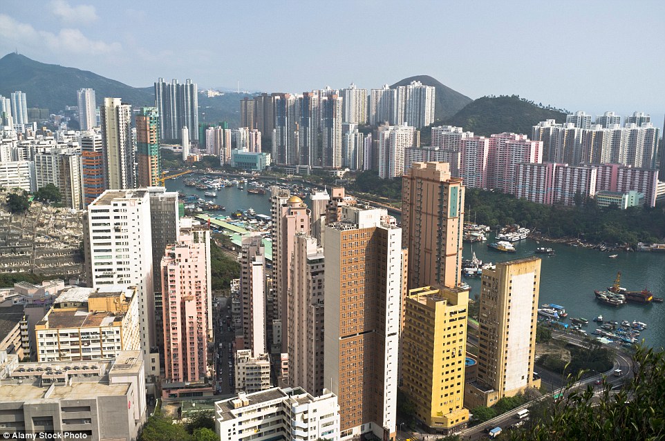 Hồng Kông đã được biết đến là dân cư đông đúc nhất trên thế giới, nơi đây có rất nhiều công trình cao tầng và đây cũng được coi như một hòn đảo đặc biệt, phát triển hàng đầu trên thế giới.  
