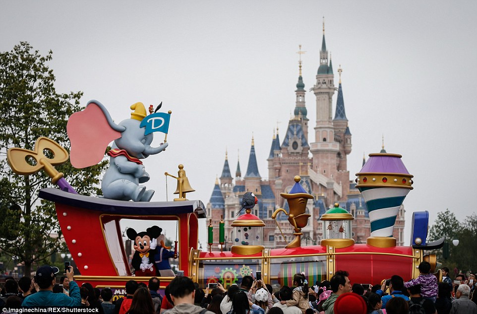 Chương trình mở cửa thử nghiệm trước khi khai trương công trình Disney land Trung Quốc đã thu hút được rất nhiều lượt khách đến thăm quan. Hình ảnh chú chuột Mickey quen thuộc phiên bản Trung Quốc đang vẫy tay chào khách tham quan. 