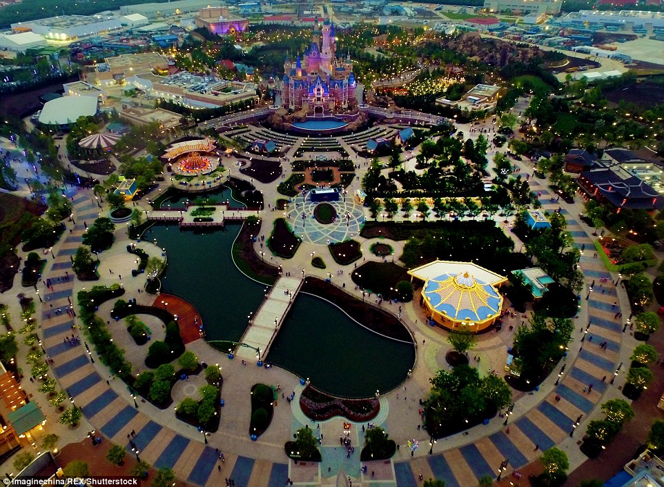 Vẻ đẹp lộng lẫy của công trình Disney Land phiên bản Trung Quốc nhìn từ trên cao.