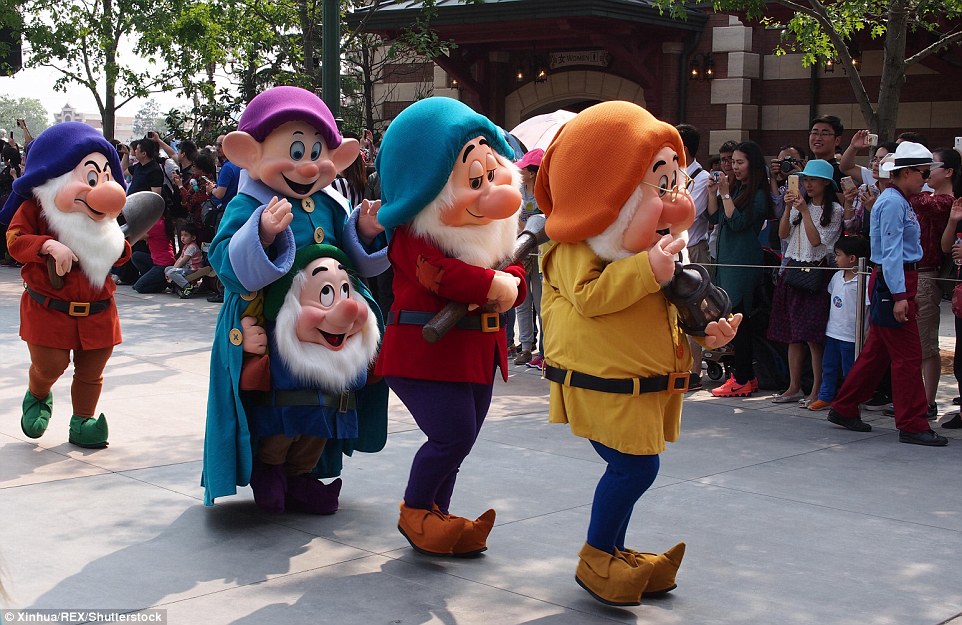 Hình ảnh những nghệ sĩ mặc trang phục giống các nhân vật của hãng phim Disney Land diễu hành trên đường trong khu vực công trình Disney. Hiện số lượng khách vào thăm quan tại đây vẫn còn bị hạn chế. Nhưng theo các nhà chức trách công trình sẽ chính thức mở của vào ngày 16/6/2016.