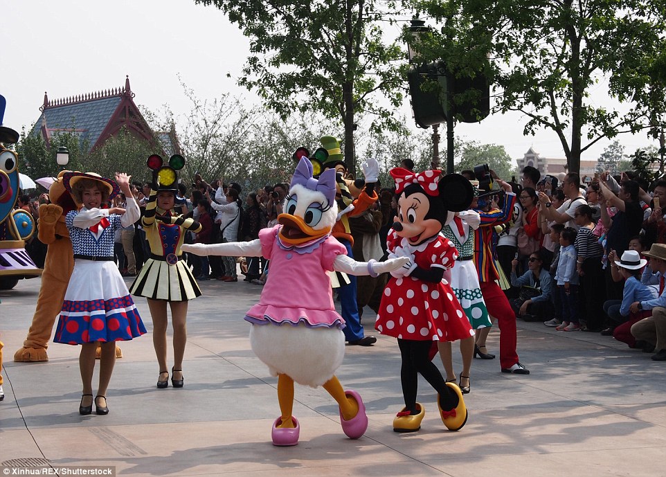 Hình ảnh nhân vật hoạt hình nổi tiếng chuột Minnie và vịt Daisy đang duyệt lần cuối tiết mục diễu hành trên đường cho ngày khai trương chính thức.