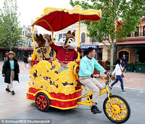 Tại Disney Land Trung Quốc có rất nhiều điểm mới lạ, độc đáo như đạp xe với những hình tượng nhân vật hoạt hình nổi tiếng Chip và Dale.