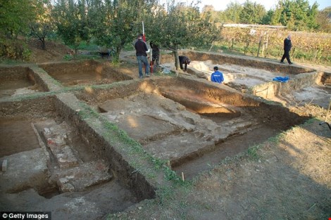 Các nhà khảo cổ học đang tiến hành khai quật khu mộ