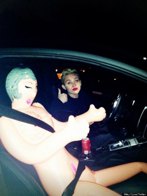 Có thể kể đến trường hợp nữ ca sĩ Miley Cyrus, cô nàng khá bất ngờ khi được tặng một món quà là búp bê bơm hơi có kích thước như người thật. Để khoe với bạn bè, Miley đã để phiên bản búp bê của mình trên xe, thắt dây an toàn và chụp ảnh post lên Twitter.