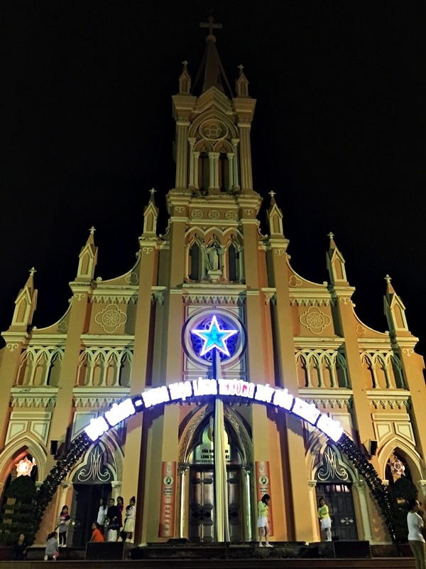 Nhà thờ chính tòa Đà Nẵng đang được trang hoàng cho đêm Noel
