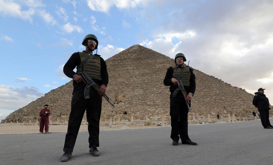 Lực lượng cảnh sát bảo vệ kim tự tháp Cheops ở Giza