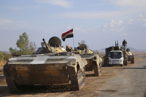 Xe bọc thép quân đội Syria di chuyển đến làng Morek, Syria, hồi tháng 10