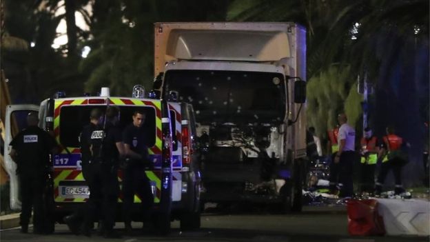 Ít nhất 77 đã thiệt mạng và hơn 50 người khác bị thương tại khu nghỉ dưỡng Riviera ở thành phố Nice sau khi một xe tải lao vào đám đông vừa xem xong màn trình diễn pháo hoa mừng Quốc khánh Pháp 14/7. Ảnh AFP