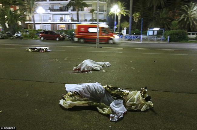Đường phố thành phố Nice tan hoang, vương vãi nhiều đồ vật của những người bỏ chạy trong đám đông hỗn loạn. Ảnh Reuters