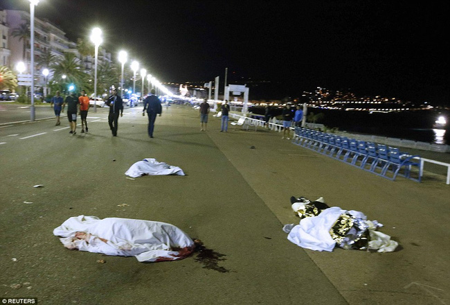 Các nạn nhân vẫn nằm trong các cũng máu. Ảnh Reuters