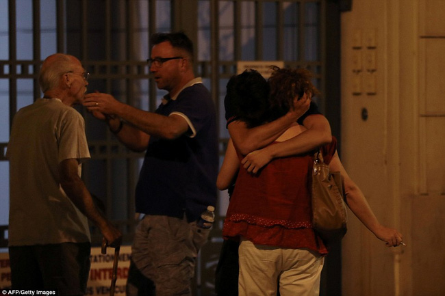 Những người thân ôm nhau khóc. Ảnh AFP
