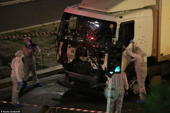 Vụ việc xảy ra vào khoảng 23h20 đêm 14/7, một xe tải đã lao vào đám đông đang đứng xem pháo hoa chào mừng Ngày Quốc khánh trên Đại lộ ‘La Promenade des Anglais’. Theo chính quyền tỉnh Alpes – Maritimes và các nhân viên cấp cứu, nhiều khả năng đây là một vụ tấn công khủng bố.  