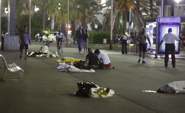 Hiện trường vụ đâm xe tại thành phố Nice. Ảnh Reuters