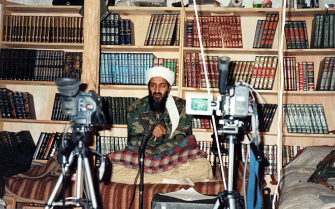 Phóng viên Atwan đã gặp bin Laden trong một cái hang nhỏ. Nó là địa điểm được sử dụng để quay những phát ngôn của trùm khủng bố.