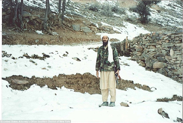 Bin Laden đã tới thành phố Jalabad của Afghanistan sau khi được yêu cầu rời khỏi Sudan vào năm 1996, và nhanh chóng xây dựng nơi ẩn náu tại khu vực đồi núi gần biên giới với Pakistan.