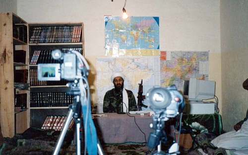 Những bức ảnh được đưa ra trong phiên xét xử Khaled al-Fawwaz, người đóng vai trò như cái loa phóng thanh của bin Laden tại London trong những năm 1990.