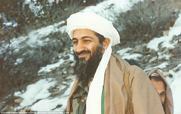 Tại Tora Bora, trùm khủng bố Bin Laden được bảo vệ bởi các vệ sĩ, những kẻ trung thành và một số thành viên gia đình.