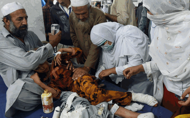 Các bác sĩ chăm sóc một bé gái bị thương ở Peshawar