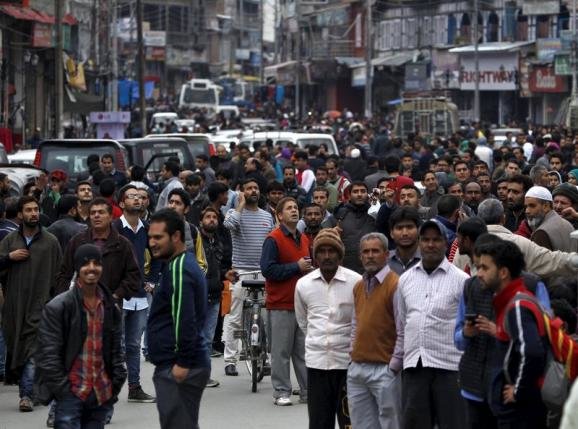 Người dân Pakistan chạy ra đường sau trận động đất 