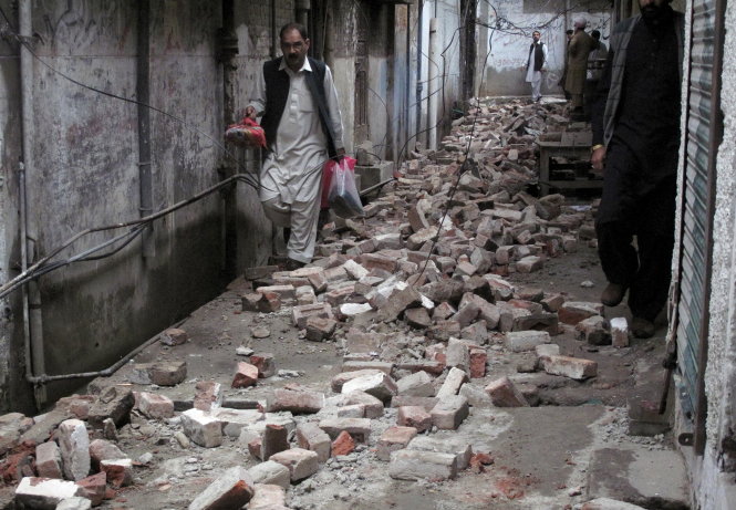 Gạch đá rơi xuống một ngõ hẻm ở Mingora, Pakistan sau động đất 
