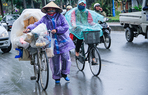 Mặc dù ngoài trời đã hết mưa phùn nhưng mọi người đều vẫn phải mặc áo mưa đế chống rét