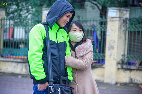 Mặc dù thời tiết thủ đô Hà Nội lạnh giá là vậy nhưng ở đâu đó ta vẫn thấy được hơi ấm tình yêu của các cặp tình nhân bên nhau dạo phố trong những ngày giá rét này