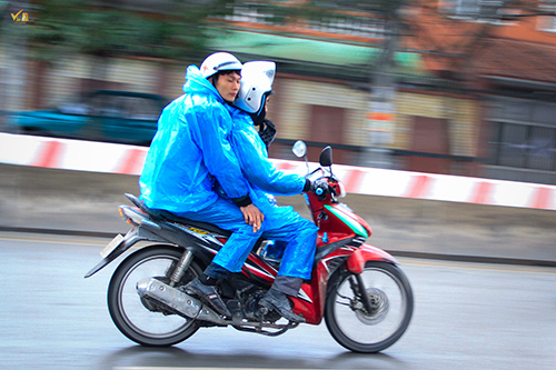 ...hay mặc áo mưa khi ra đường