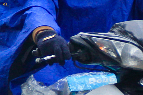 Những phụ kiện như găng tay, khẩu trang đều được sử dụng khi đi đường để chống rét