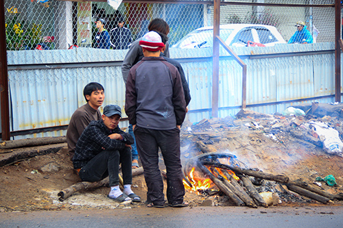 Không chỉ những phụ kiện mà người dân tìm mọi cách để chống lại thời tiết lạnh giá của ngày hôm nay...