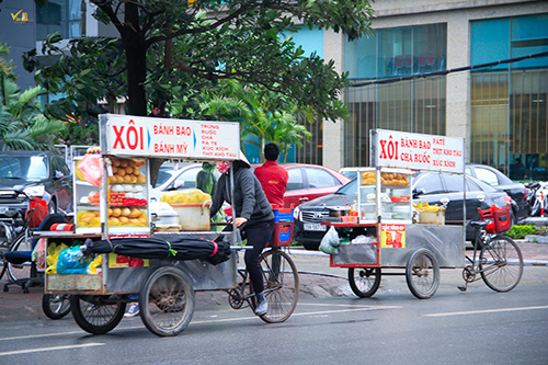 Mặc dù thời tiết lạnh giá là vậy nhưng những người lao động họ vẫn tần tảo trên những cũng đường lạnh giá để mưu sinh