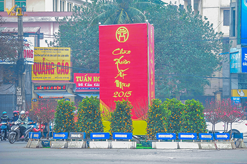 Ở tại các vòng xuyên trên các tuyến đường của Thủ đô Hà Nội cũng được trang hoàng bằng Đào, Quất, lời chúc mừng năm mới 2015