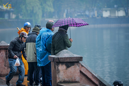 Mặc dù thời tiết hôm nay mưa và lạnh giá nhưng nhiều gia đình vẫn muốn tới tận sông, hồ để tiễn ông Táo về trời
