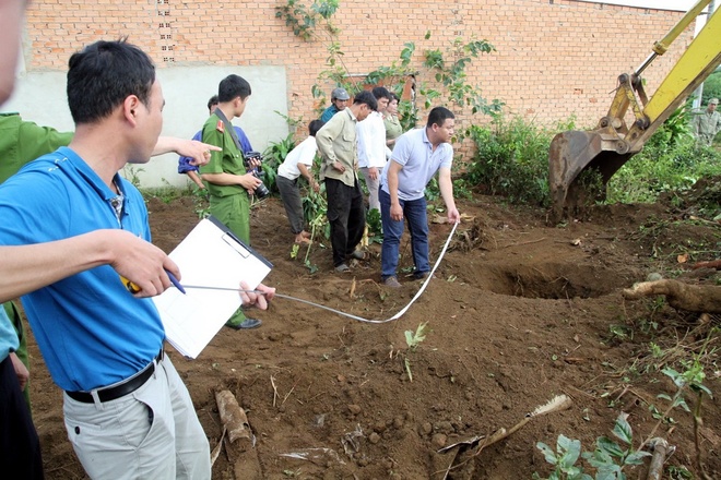 Quá trình khai quật thi thể 2 nạn nhân trong vụ án Kiều Quốc Huy giết người chôn xác mất tới hơn 5 giờ đồng hồ