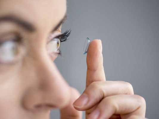 Tác hại của việc lạm dụng kính áp tròng thực sự rất nguy hiểm, có thể dẫn tới mù lòa