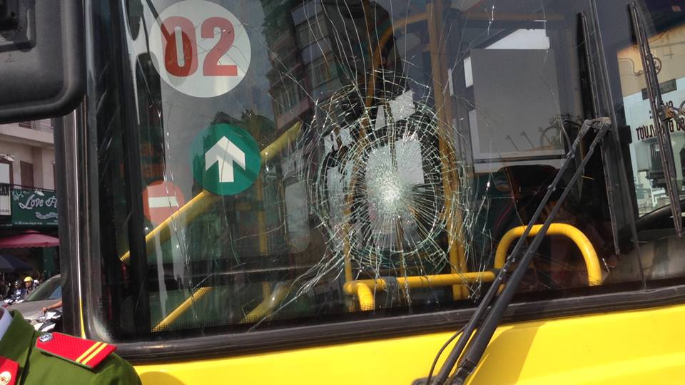 Cho rằng bị chiếc xe buýt này chèn ép khi lưu thông trên đường nên người thanh niên đã dùng mũ bảo hiểm đập vỡ kính