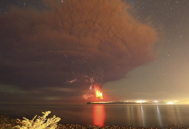 Núi lửa Calbuco bất ngờ phun trào hai ngày 22 và 23/4, phun dung nham nóng chảy và những cột khói bụi khổng lồ ở khu vực miền nam Chile