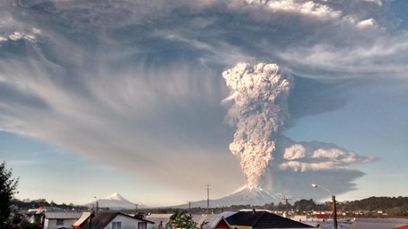 Những cuộn khói bốc lên tại núi lửa Calbuco